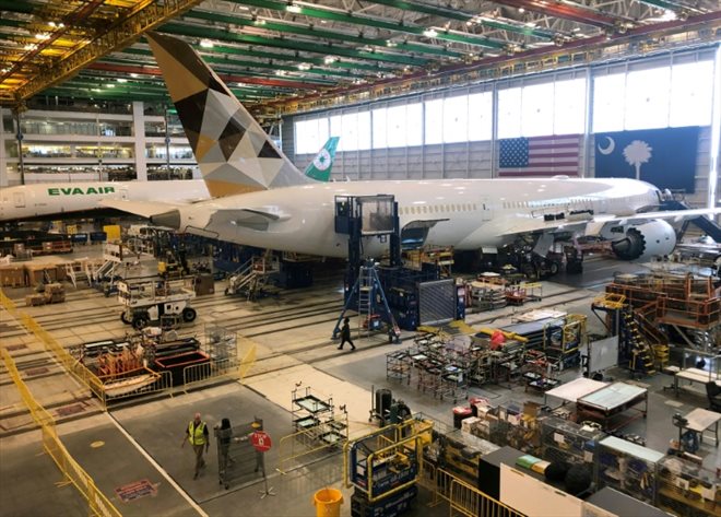 A la fin de la ligne d'assemblage du 787 Dreamliner dans l'usine de Boeing à North Charleston, en Caroline du Nord. Les finitions sont effectuées sur le parking