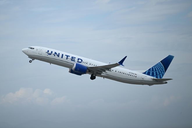 Un Boeing 737 MAX 9 de la compagne United Airlines décolle de l'aéroport de Los Angeles, le 11 septembre 2023