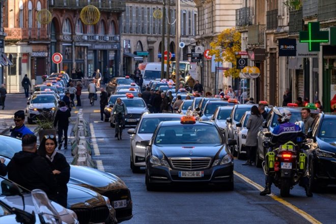 Manifestation de taxis contre le covoiturage pour aller chez le médecin, le 11 décembre 2023 à Toulouse