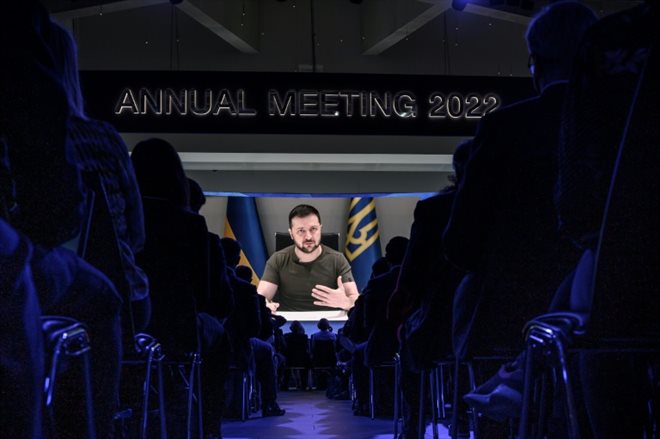 Le président ukrainien Volodymyr Zelensky apparaît sur un écran géant pendant son discours par visioconférence devant le Forum économique mondial de Davos (Suisse), le 23 mai 2022