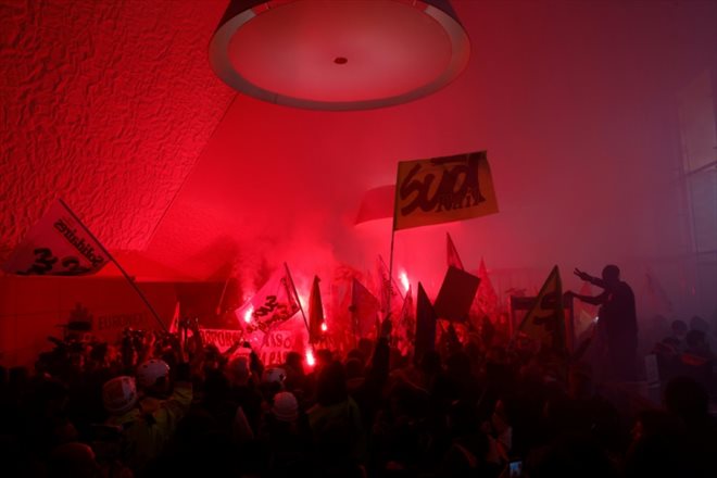 Des manifestants contre la réforme des retraites envahissent le 20 avril 2023 le hall de la tour d'Euronext à La Défense, près de Paris