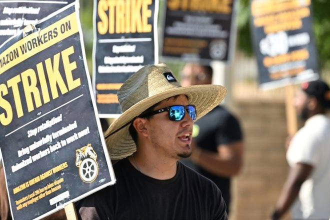 Michael Leib, un livreur d'Amazon en grève, devant un entrepôt de l'entreprise à Palmdale en Californie, le 25 juillet 2023