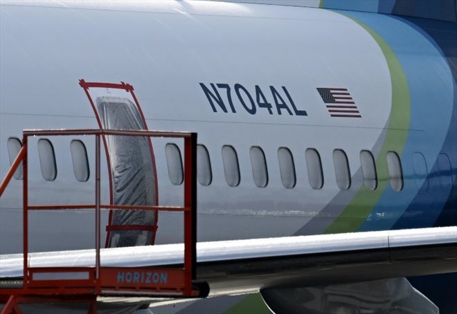 Le Boeing 737 MAX 9 de la compagnie Alaska Airlines, qui a perdu une porte-bouchon en vol, à l'aéroport de Portland (Oregon) le 23 janvier 2024