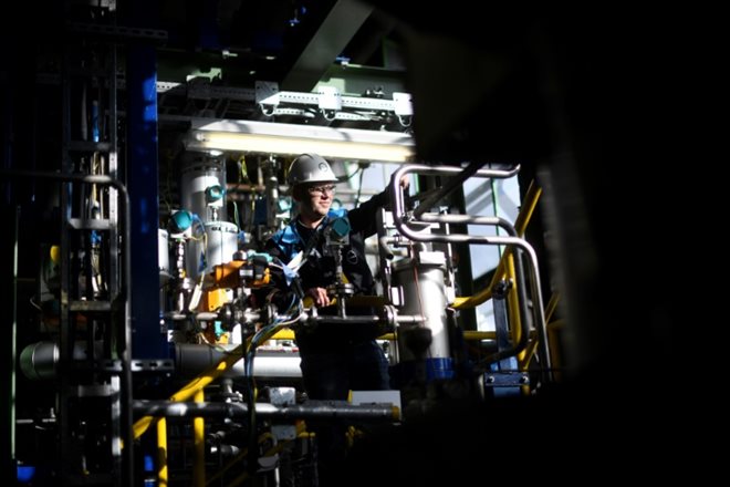 Un employé de l'entreprise chimique Covestro à l'usine de Dormagen, dans l'ouest de l'Allemagne, le 11 février 2020