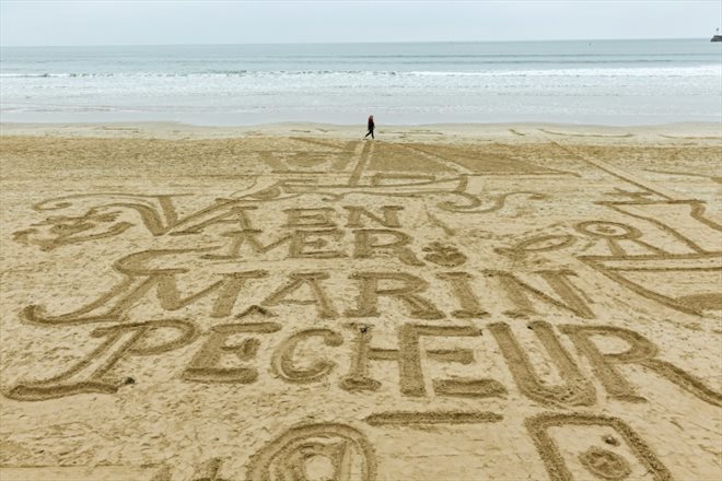 Un message indiquant « Va en mer marin pêcheur » écrit sur la plage des Sables d'Olonne, le 5 février 2024