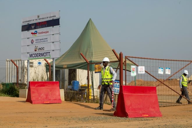 Des gardes à l'entrée d'un site de TotalEnergies à Buliisa, en Ouganda, le 20 février 2023