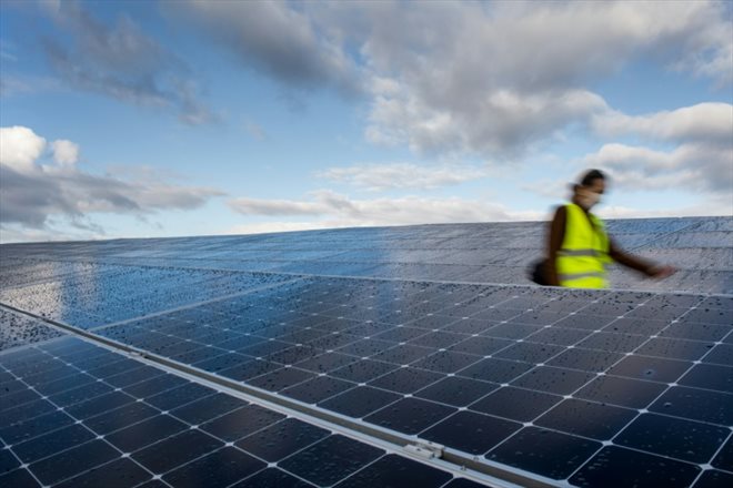 La start-up industrielle lyonnaise Carbon prépare un très ambitieux projet de giga-usine de 10.000 salariés qui produirait en France d'ici 2030 des panneaux photovoltaïques