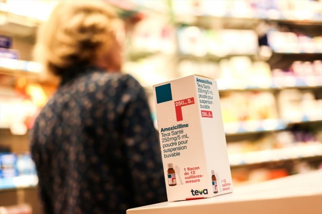 Un paquet de poudre d'Amoxicilline est photographié dans une pharmacie de Toulouse, le 18 novembre 2022