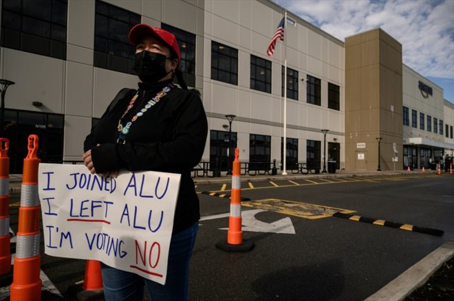 Des salariés appelés à voter sur la création d'un syndicat, devant un entrepôt Amazon à Staten Island, aux Etats-Unis, le 25 mars 2022