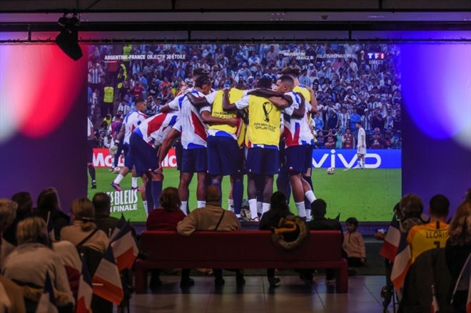 Des supporters français regardent la finale de la Coupe du Monde de foot au Qatar entre l'Argentine et la France à La Baule, dans l'ouest de la France, le 18 décembre 2022