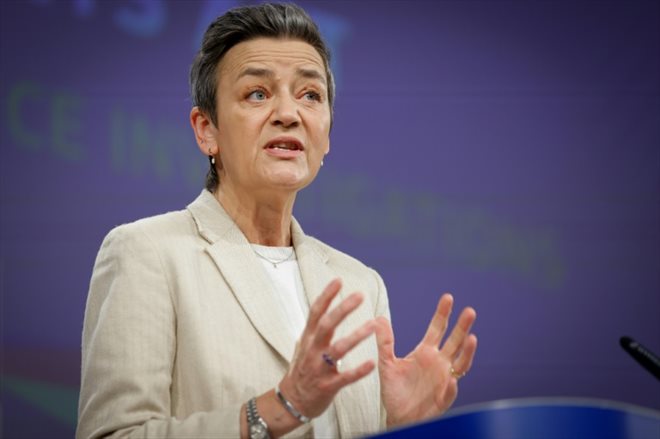 La commissaire à la Concurrence, Margrethe Vestager lors d'une conférence de presse sur le lancement de l'enquête visant Meta, Apple et Google le 25 mars 2024 à Bruxelles 