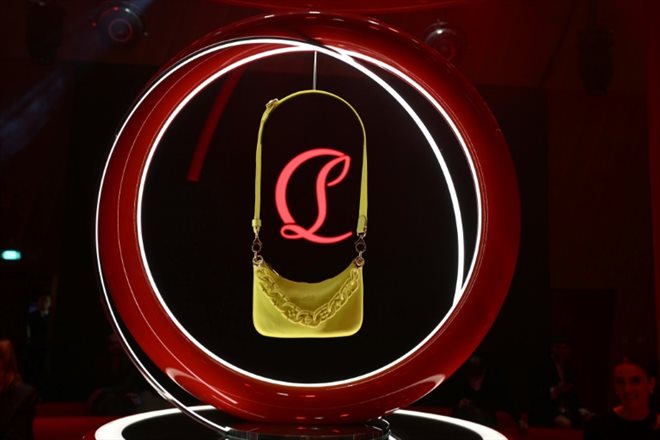 Le logo du chausseur français Louboutin et un sac à main, lors de la Fashion week de Paris, le 30 septembre 2022