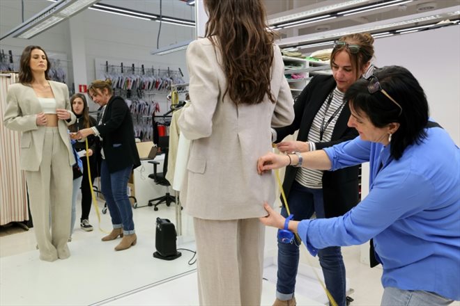 Des stylistes travaillent sur un mannequin le 6 mars 2024 au centre de design El Hangar de la société Mango, à Palau-Solita i Plegamans, à 30 km au nord de Barcelone