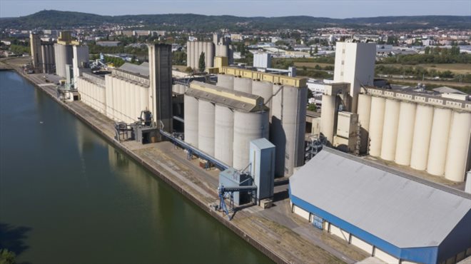 Cette image prise par drone montre des silos à grain sur les rives de la Moselle, dans le port de Metz, le 25 août 2022