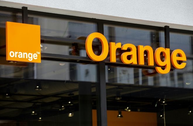 Le logo d'Orange, sur la façade d'un magasin à Bruxelles, le 18 février 2023