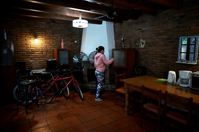 Martina Campos dans une pièce de la maison de sa mère où elle a emménagé avec son mari et son enfant de 2 ans, le 26 mai 2023 à Buenos Aires, en Argentine