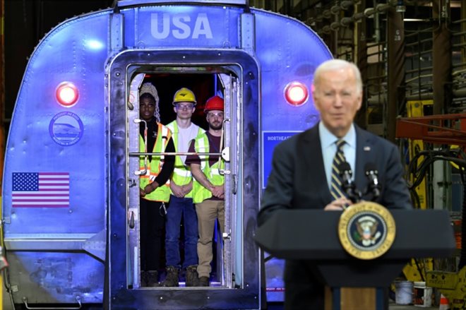 Le président américain Joe Biden prononce un discours dans un atélier Amtrak du comté de New Castle, Delaware, le 6 novembre 2023