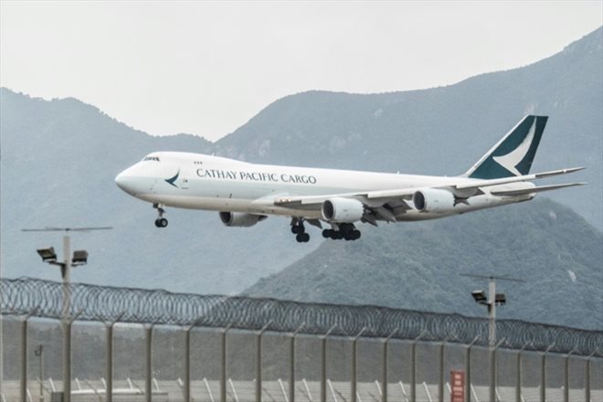 Avion cargo Cathay Pacific aterrissant à Hong Kong le 21 novembre 2021