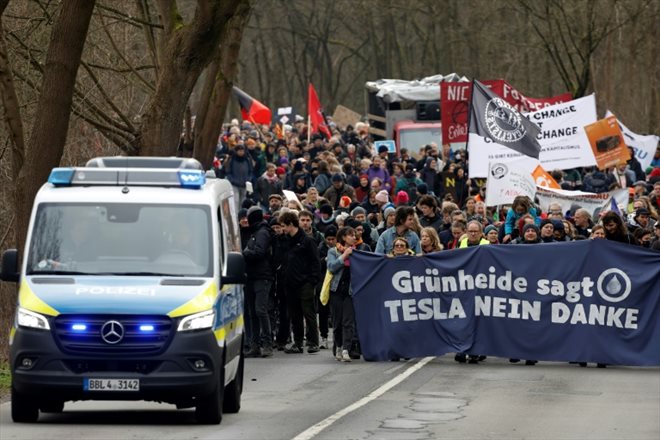 Tesla non merci : manifestation contre l'agrandissement de l'usine Tesla de Gruenheide, près de Berlin, le 10 mars 2024