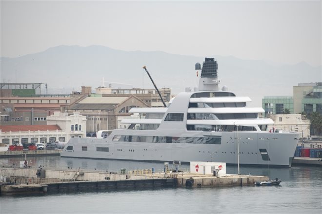Un yacht de 140 mètres appartenant à Roman Abramovitch le 1er mars 2022 dans le port de Barcelone
