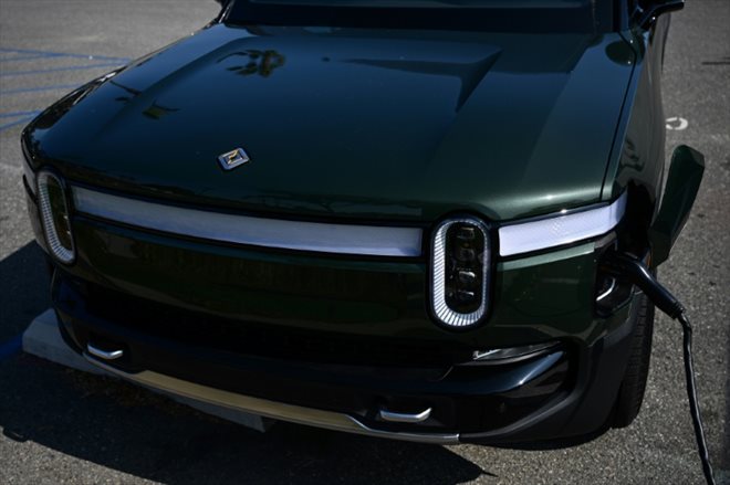 Un SUV électrique de la start-up Rivian à une station de charge, le 12 juin 2023 à Redondo Beach, en Californie