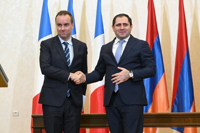 Le ministre de la Défense Sébastien Lecornu et son homologue arménien Suren Papikyan à Yerevan le 23 février 2024