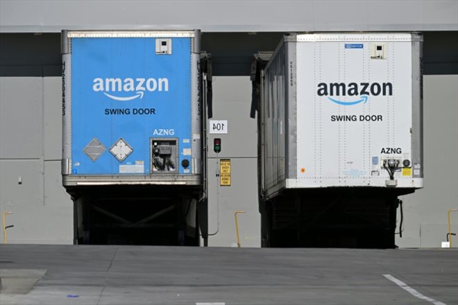 Des camions d'Amazon à un entrepôt de l'entreprise à Palmdale en Californie, le 25 juillet 2023