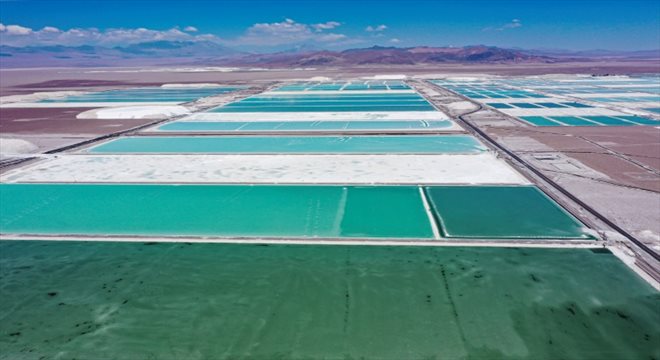 Vue aérienne des bassins de saumure et des zones de traitement de la mine de lithium de la société chilienne SQM (Sociedad Quimica Minera) dans le désert d'Atacama, à Calama, au Chili, le 12 septembre 2022