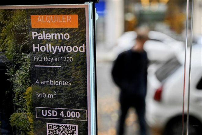 Une affiche pour une propriété à louer en dollars dans le quartier recherché de Palermo, le 22 mai 2023 à Buenos Aires, en Argentine
