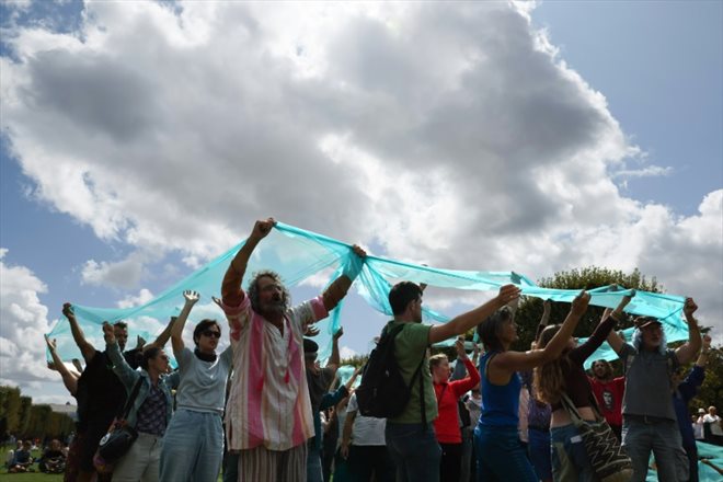 Arrivée sur le Champ de Mars du Convoi de l’eau constitué de plusieurs organisations qui réclament un moratoire sur les mégabassines, réserves controversées d'irrigation agricole, le 26 août 2023 à Paris