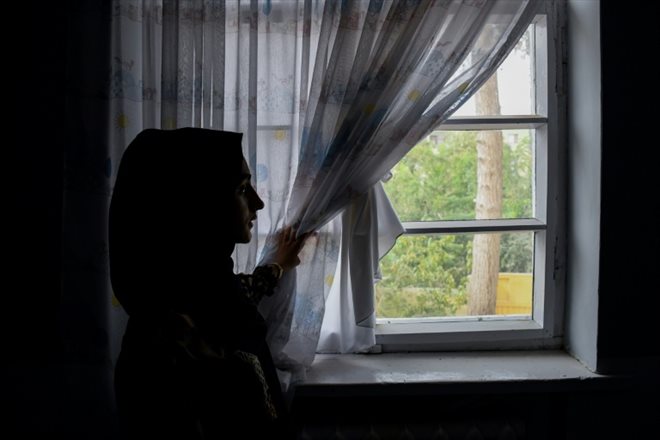 Hamasah Bawar, ex-étudiante en médecine, pose pour une photo dans sa maison à Mazar-i-Sharif, en Afghanistan, le 6 août 2023