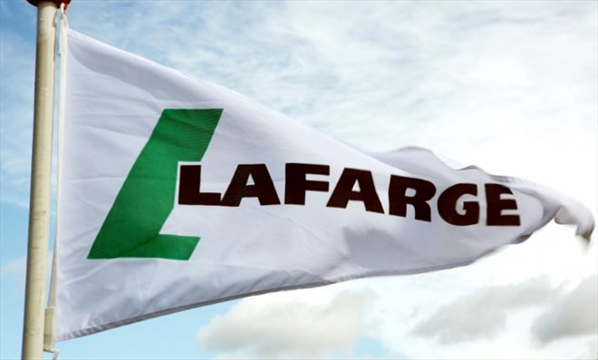 Le logo de Lafarge à Paris, en juillet 2009