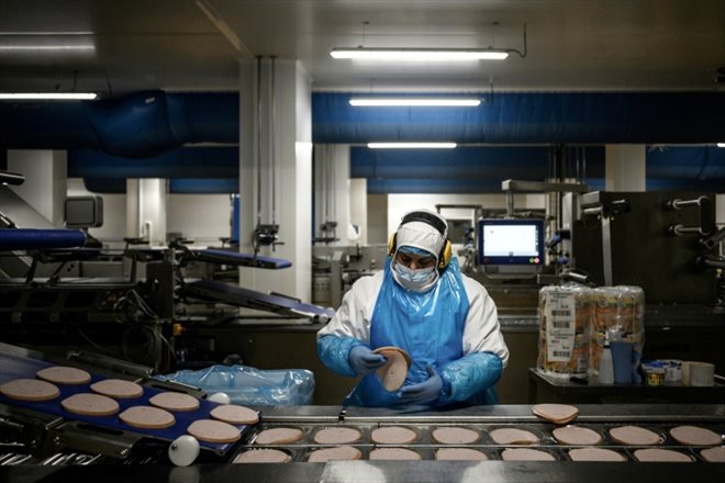 Un employé de l'usine Isla Délice, spécialisée dans la charcuterie halal, le 7 avril 2022 à Saint-Andrée-sur-Vieux-Jonc, dans l'Ain