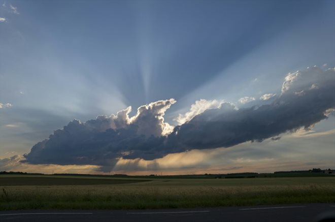 Vue d'un orage près de Sublaines, dans le centre de la France, le 3 juin 2022