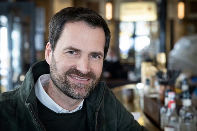 Le directeur international des Guides Michelin Gwendal Poullennec à la brasserie le Vaudeville à Paris le 14 mars 2024