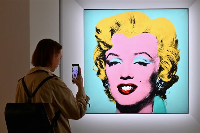 Le portrait de Marilyn Monroe Shot Sage Blue Marilyn par Andy Warhol, mis aux enchères le 9 mai, au siège de la maison d'enchères Christie's à New York le 29 avril 2022