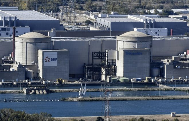 EDF pourrait être contraint d'abaisser sa production nucléaire et même arrêter un réacteur de la centrale du Tricastin en raison des températures élevées des fleuves