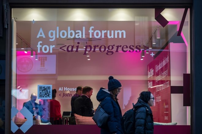 Un stand dédié à l'Intelligence Artificielle (IA) lors du Forum Économique Mondial à Davos, le 18 janvier 2024 en Suisse