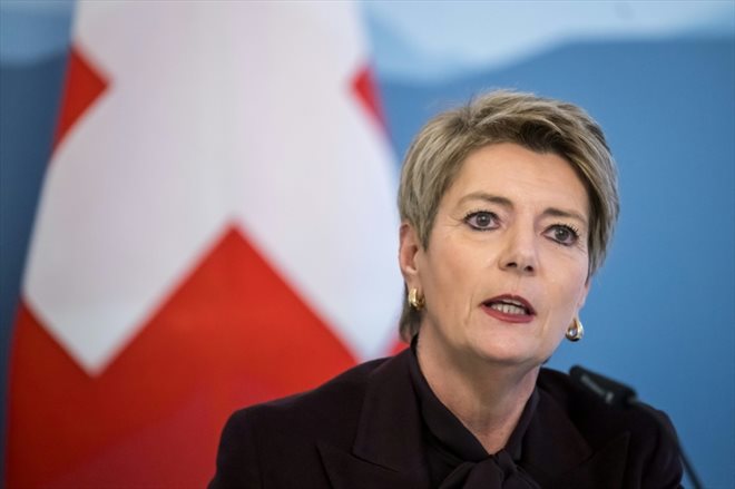 La ministre suisse des Finances Karin Keller-Sutter lors d'une conéfernce de presse à Bern, le 21 décembre 2023