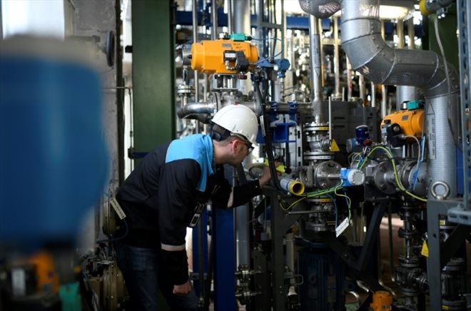 Un employé de l'entreprise chimique Covestro à l'usine de Dormagen, dans l'ouest de l'Allemagne, le 11 février 2020