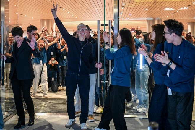 Tim Cook, PDG d'Apple, assiste à l'ouverture du nouveau magasin du géant américain à Shanghai, le 21 mars 2024