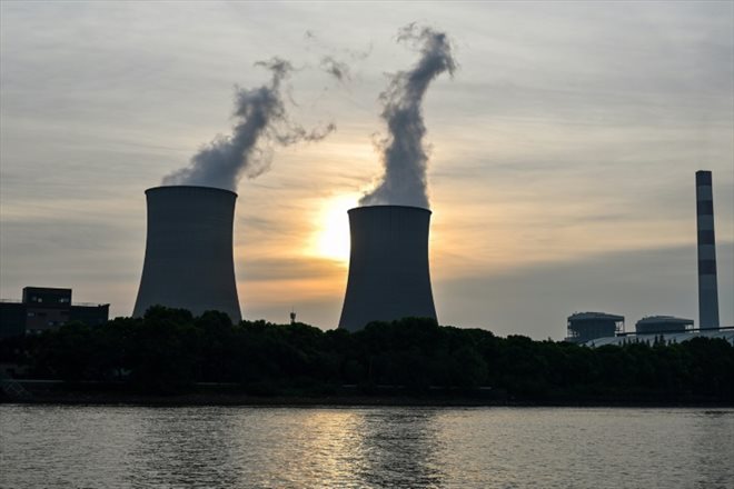 Une centrale à charbon sur le fleuve Huangpu, le 22 août 2022 à Shanghai