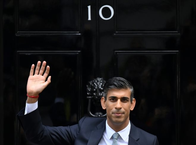 Le nouveau Premier ministre britannique Rishi Sunak devant le 10 Downing Street, le 25 octobre 2022 à Londres 