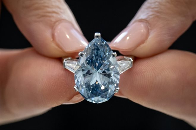 Le diamant bleu Bulgari Laguna Blu présenté chez Sotheby's avant une vente aux enchères, le 11 mai 2023 à Genève