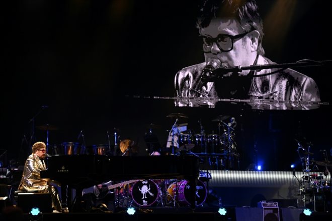 Le chanteur Elton John chante sur scène lors du festival de Glastonbury à Pilton, au Royaume-Uni, en juin 2023