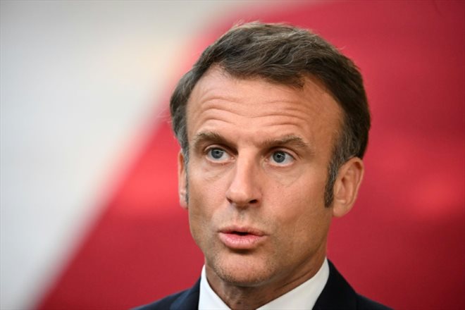 Le président français Emmanuel Macron répond aux questions des journalistes à Bruxelles le 18 juillet 2023