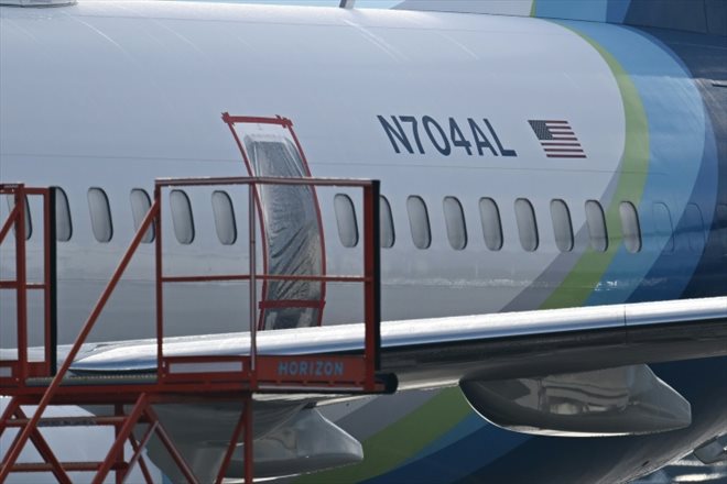 Le Boeing 737 MAX 9 d'Alaska Airlines dont une porte condamnée s'est détachée en vol, à l'aéroport de Portland, le 23 janvier 2024 dans l'Oregon