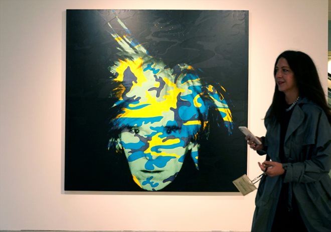 Un autoportrait d'Andy Warhol, appartenant à la collection Macklowe, présenté le 6 mai 2022 à New York en vue de sa vente aux enchères par Sotheby's