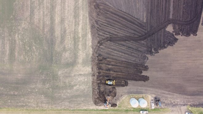 Vue aérienne d'une opération d'assainissement sur le site d'un puits de pétrole orphelin, le 24 mai 2023 à Red Deer, dans la province de l'Alberta, au Canada
