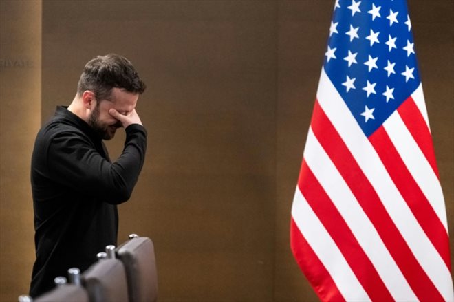 Le président Volodymyr Zelensky près d'un drapeau américain lors du Sommet pour la paix en Ukraine, le 15 juin 2024 à Burgenstock, près de Lucerne, en Suisse